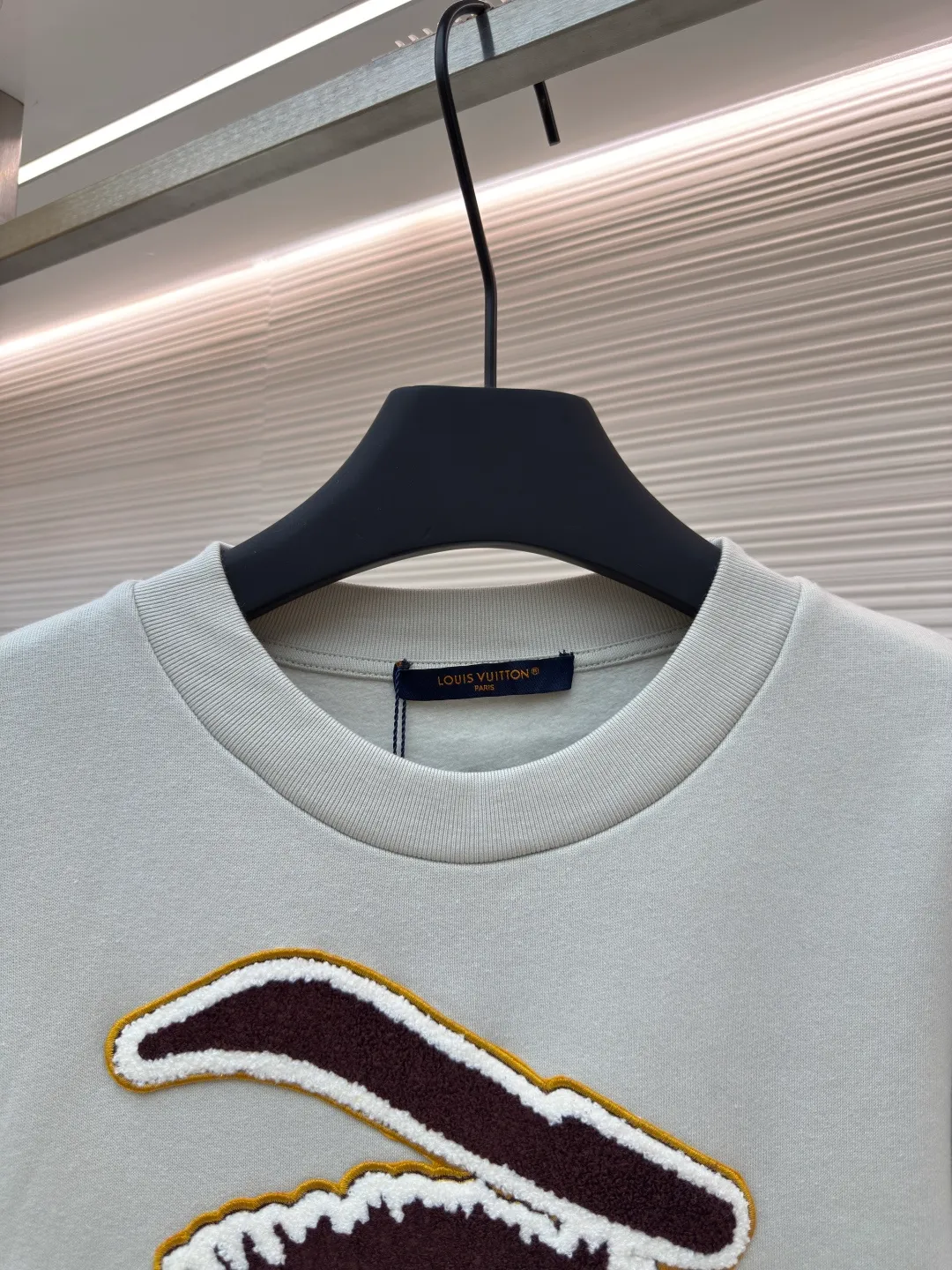 LOUIS VUITTON Wool embroidered attention-grabbing sweatshirt ●Authentic product: Purchased and developed for 11600 ●Item number: 1680517-A85 ●Fabric: double-ply cotton sweatshirt fabric ●Technology: embroidered patch production ●Version: fitted version ●Weight: about 565 grams ●Size: XS-S-M-L ●Description: The fabric is made of 32s double-ply cotton sweatshirt fabric. After the gray cloth is dyed and shaped, the base fabric is made of fleece shearing. It is matched with a 26s double-yarn horizontal plate machine to weave the ribs. The AB color is made according to the Y version color. The rib color of the bulk fabric is custom-dyed. The front panel is hand-embroidered and embroidered with a seal. The seal is embroidered with a Tajima towel machine imported from Japan. It is made, the yarn is dyed according to the pattern, using 26s/2 wool 30% blended yarn, the bottom layer is made of two-line non-woven fabric, three-dimensional towel embroidery + flat embroidery, laser positioning burnt cutting non-woven fabric hollow effect, later manual finishing of the corner edges, trimming the edge stop to the minimum, completely matching the same width as the pattern. The overall wiring is straight and delicate, the fabric is comfortable and soft, and the color is consistent without color difference. It can be matched with the same style to create a fashionable look and control various occasions. Customized accessories, complete with three standards, same style for men and women!